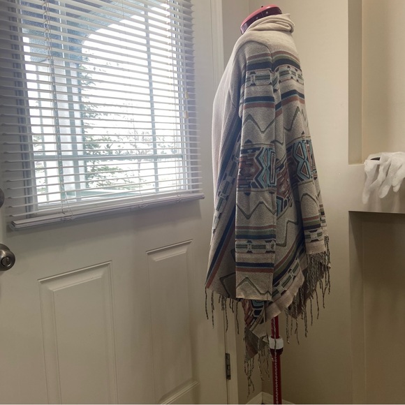 Billabong women beige cotton blend Aztec print fringe hem cardigan. Size S. Used - Picture 2 of 6
